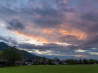 Orange leuchtende Abendwolken über Aschau